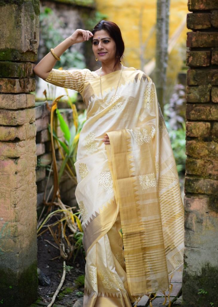 Buy White Saree Golden Butti Work Red Border Online | trendwati