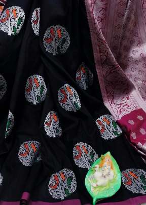 Lichi Silk Waving Jacquard Saree With Reach Pallu In Black Sarees