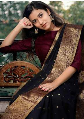 Traditional Kanchipuram Reach Gold Zari  With lovely Black Pallu Saree In Black Kanchipuram Silk Saree